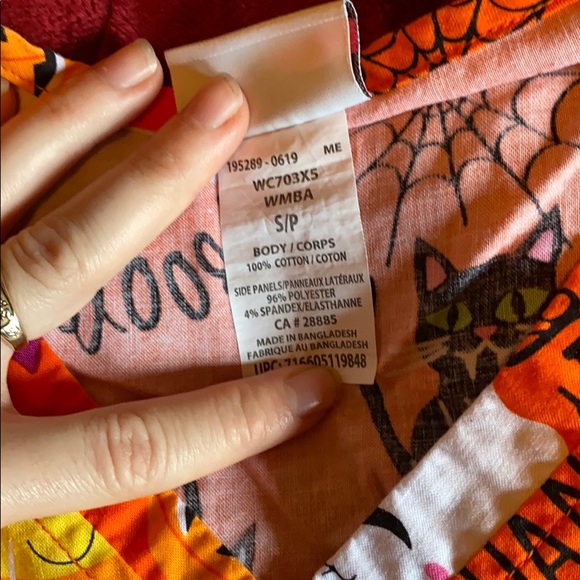 Three scrub shirts - Picture 3 of 7